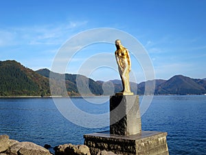 The â€œStatue of Tatsukoâ€ with Lake Tazawa (ç”°æ²¢æ¹–ãŸã¤ã“åƒ) in Semboku City of Akita Prefecture, JAPAN